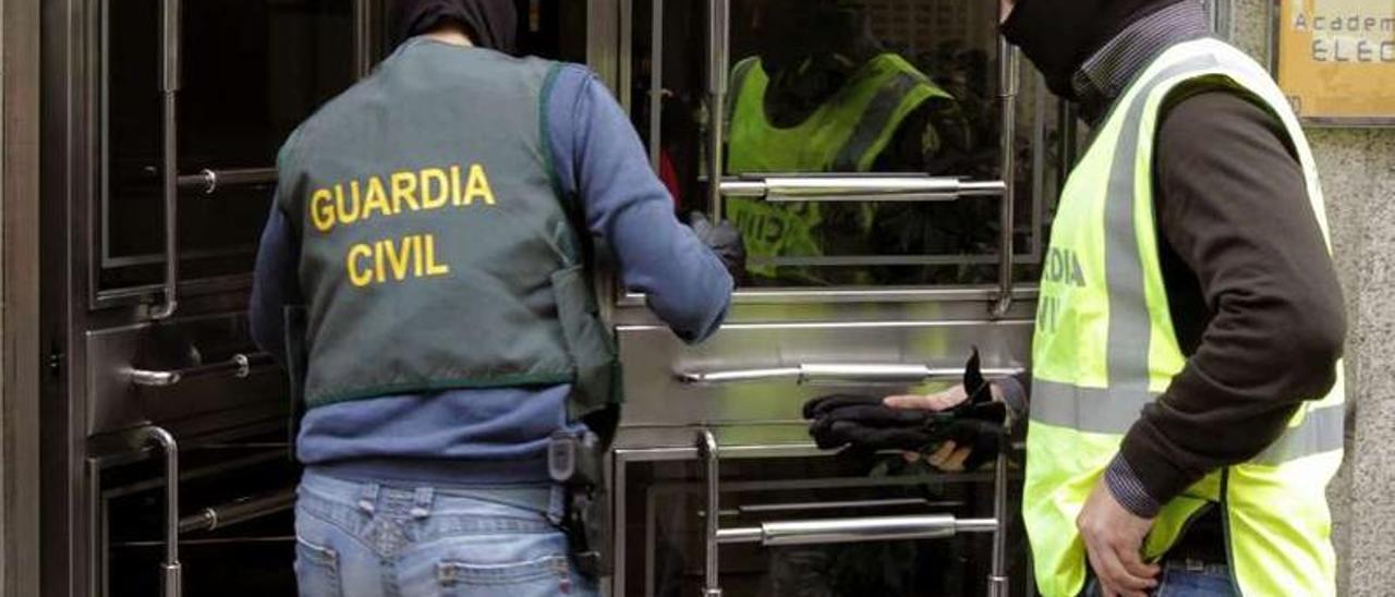 Agentes de la Guardia Civil registran un domicilio en el que se produjo un robo.