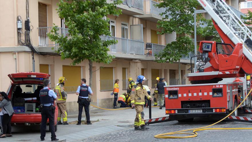 Els serveis d&#039;emergència treballant en l&#039;extinció de l&#039;incendi