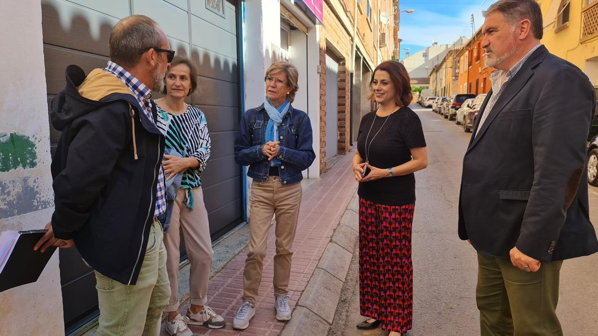 La alcaldesa de Teruel se ha reunido esta mañana con vecinos de la zona.