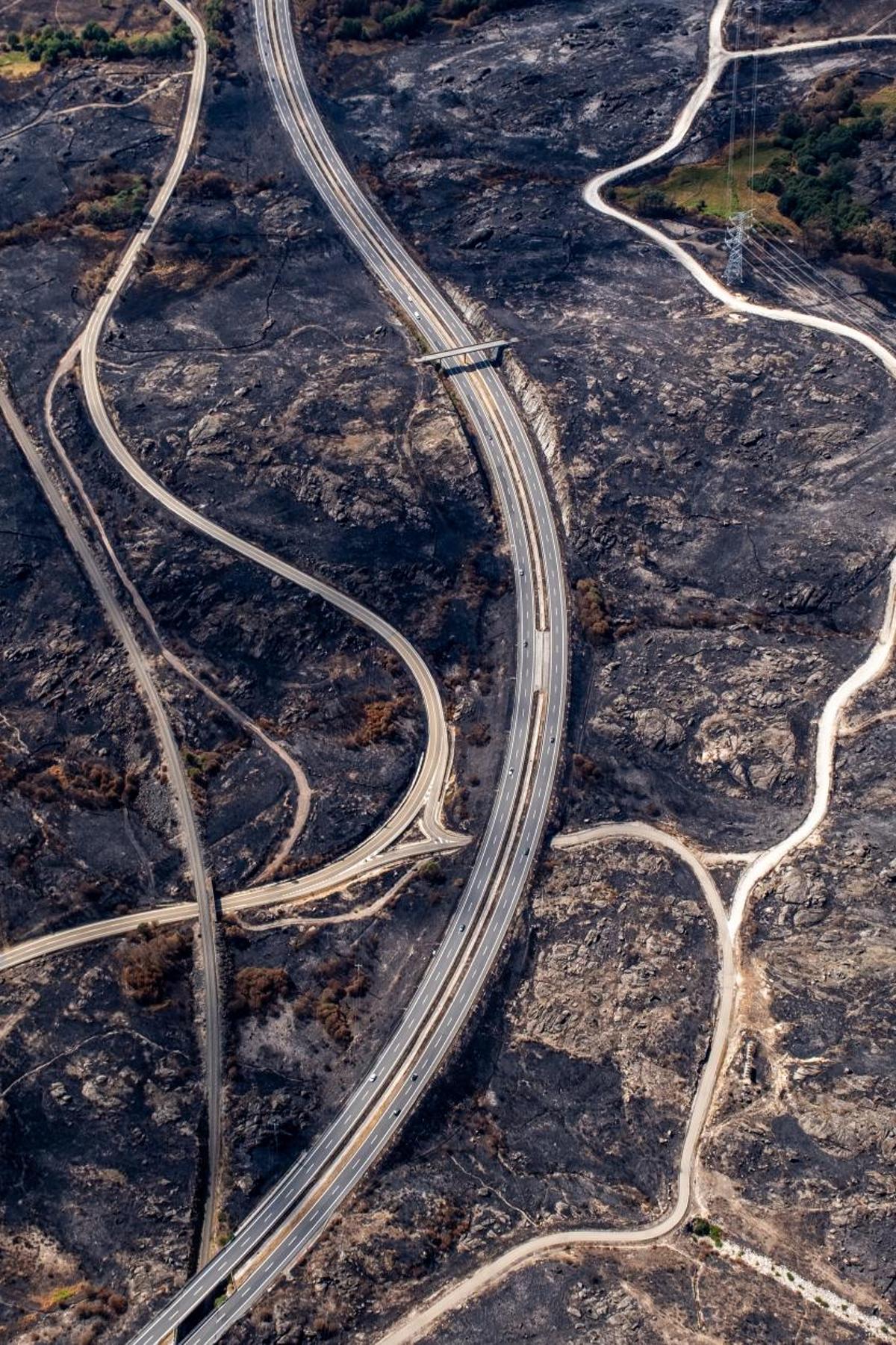 La A-52 serpentea entre cenizas a su paso por A Gudiña