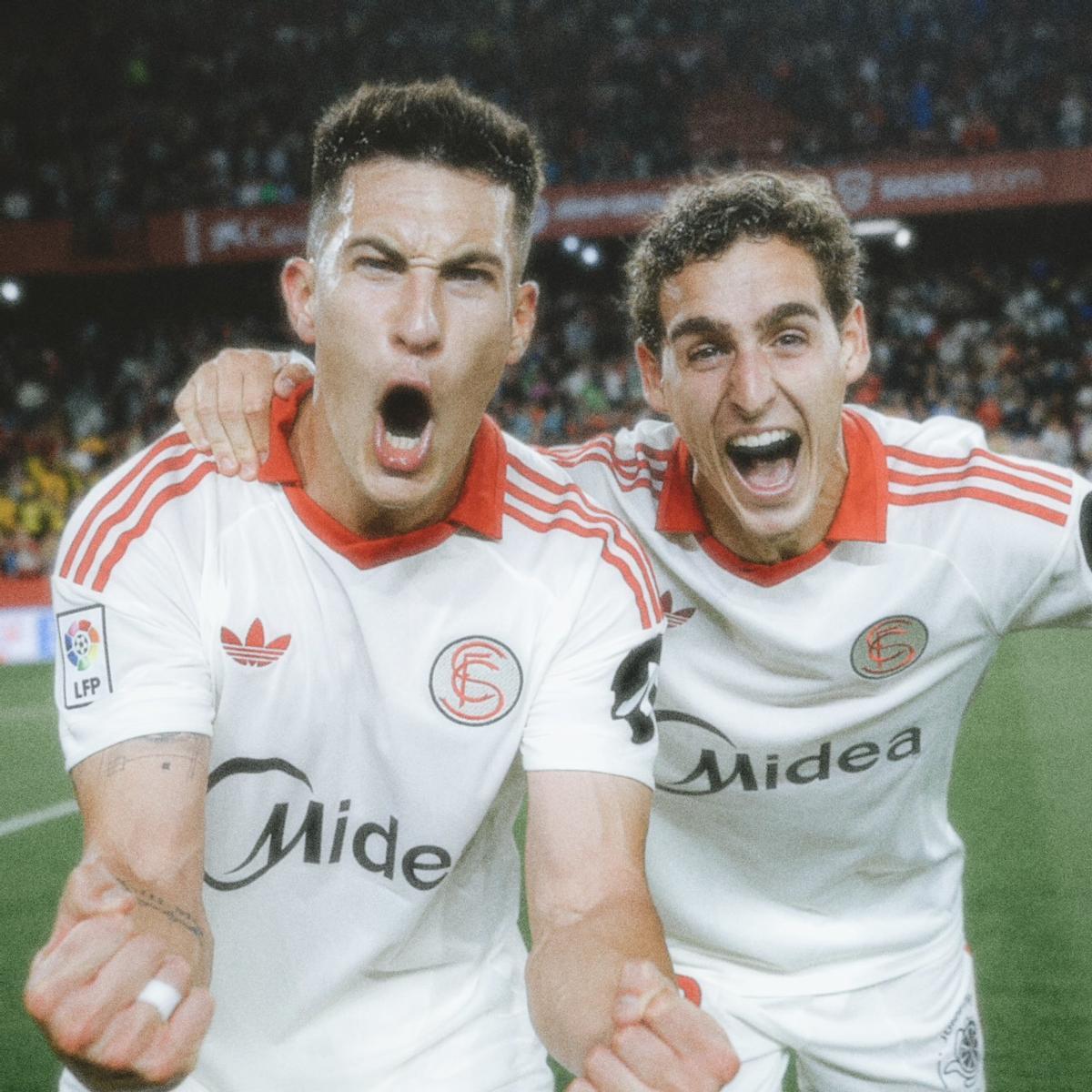 Castrín y Manu Bueno celebran la victoria del Sevilla al Atlético de Madrid