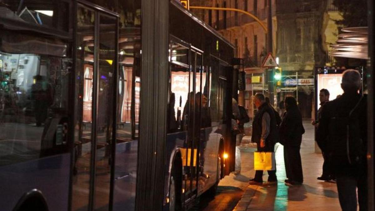 Un bus de la EMT por la noche en las calles de Palma.