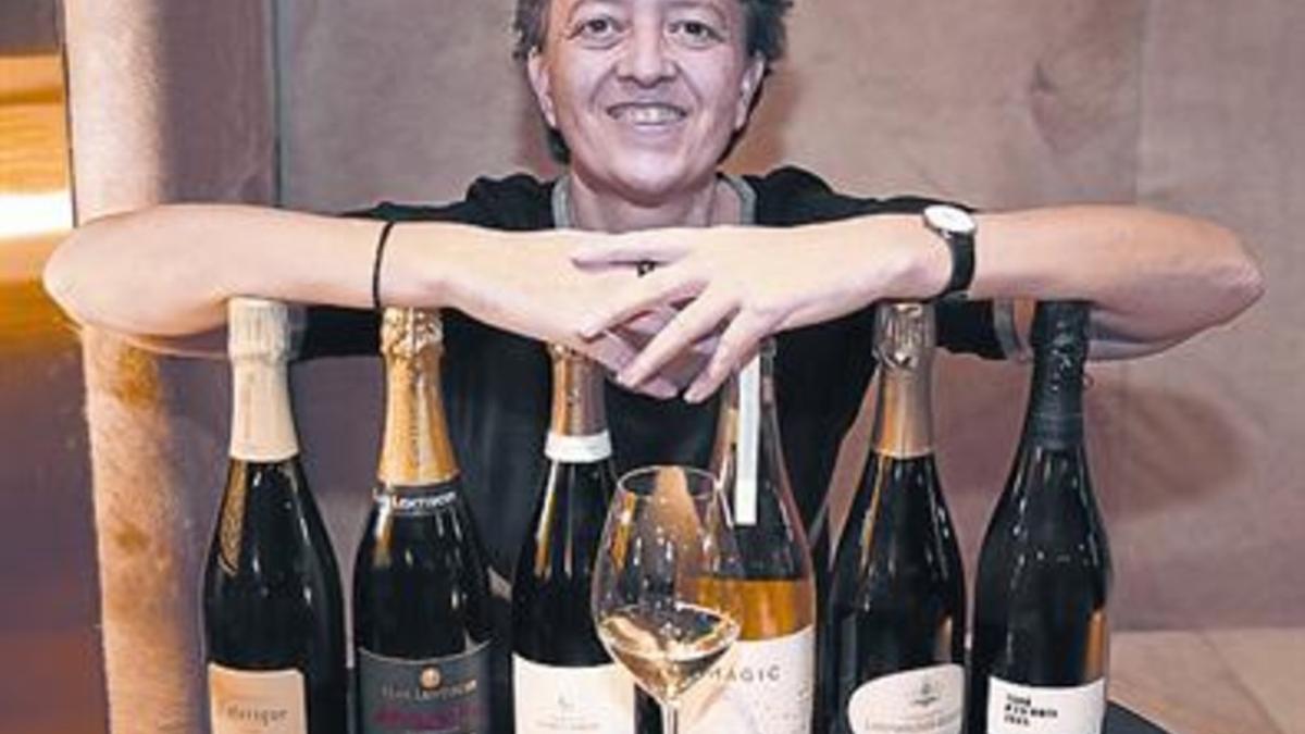Isabelle Brunet, de Monvínic, con botellas de champán.