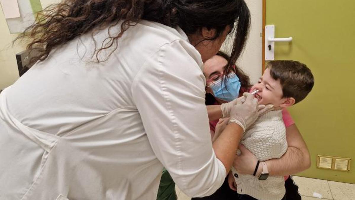Un niño se vacuna de la gripe en el Provincial, este sábado.