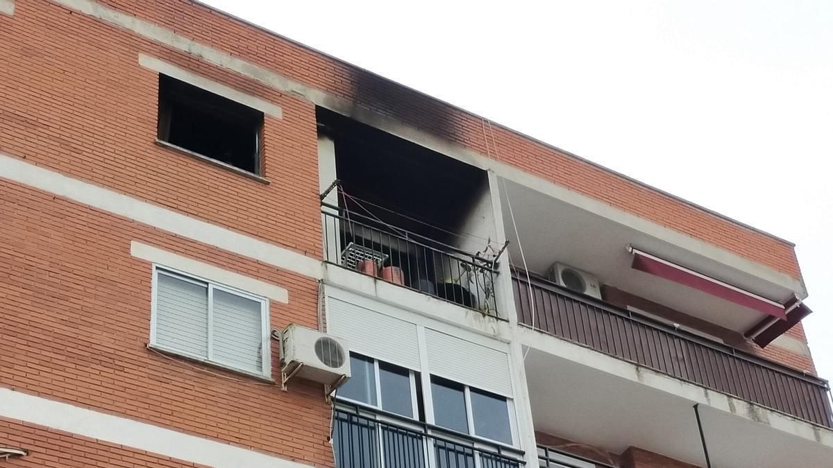 Vista de la vivienda afectada por un incendio en Plasencia.