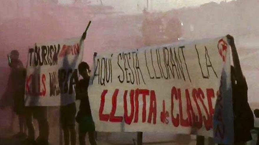 Captura del vídeo en el que miembros de Arran protestan en Palma contra el turismo.