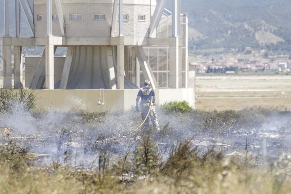 Se incendia un desguace junto a la Base Aérea de Alcantarilla