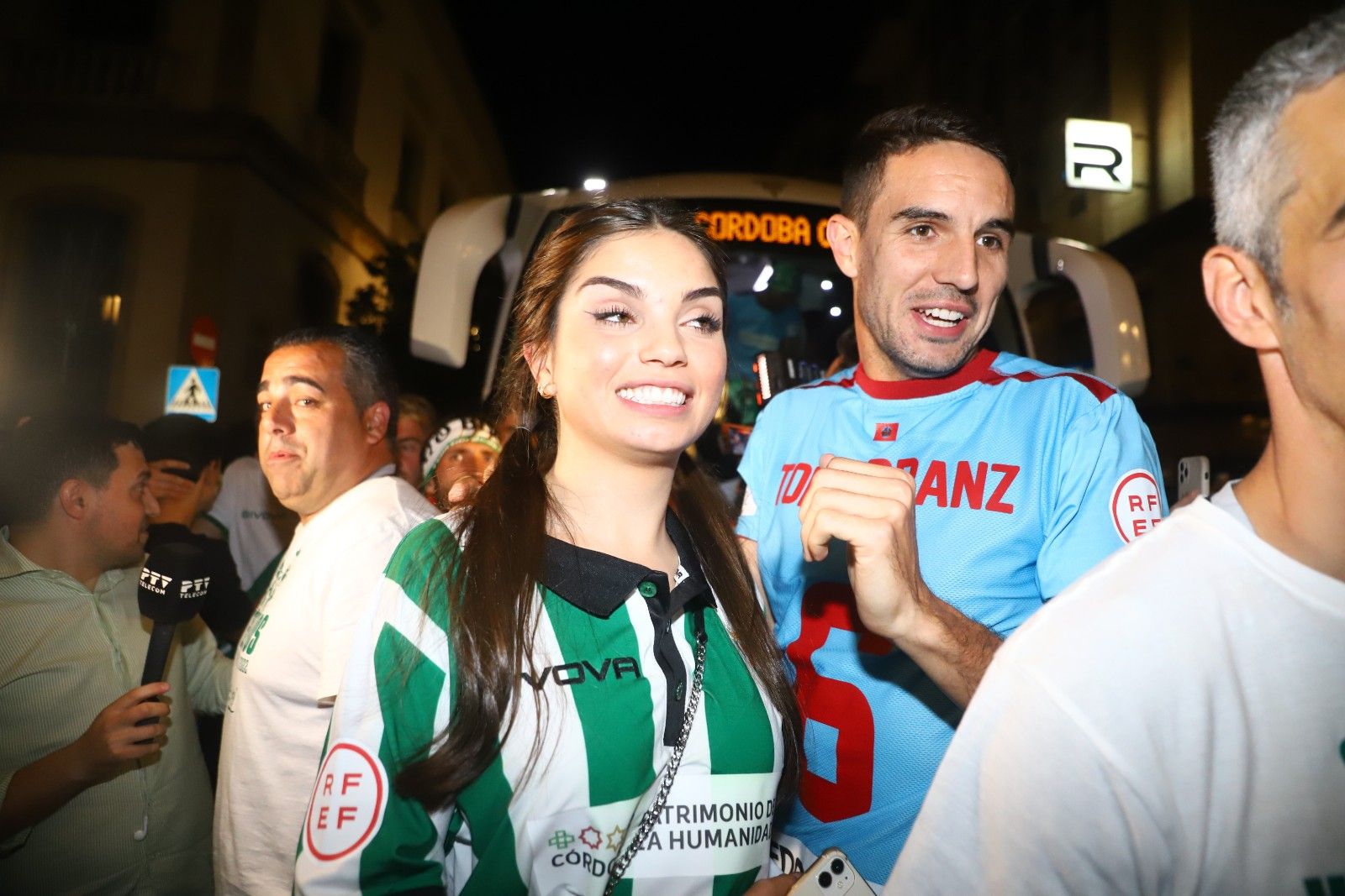 Los aficionados cordobesistas celebran el ascenso en Las Tendillas