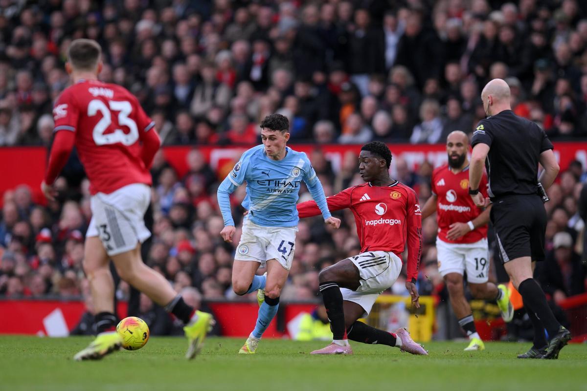 MANCHESTER (United Kingdom), 17/01/2026.- Manchester City's Phil Foden and Manchester United's Kobbie Mainoo in action during the English Premier League match between Manchester United and Manchester City, in Manchester, Britain, 17 January 2026. (Reino Unido) EFE/EPA/GARY OAKLEY EDITORIAL USE ONLY. No use with unauthorized audio, video, data, fixture lists, club/league logos, 'live' services or NFTs. Online in-match use limited to 120 images, no video emulation. No use in betting, games or single club/league/player publications