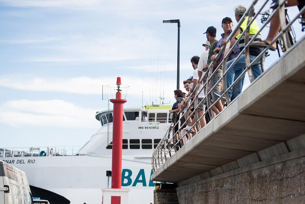 Encalla un barco en el puerto de Sant Antoni