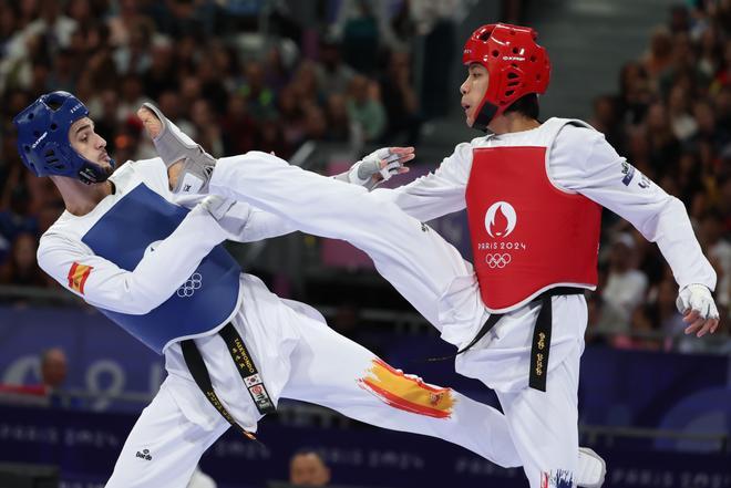 El taekwondista español Javier Pérez Polo (azul) se enfrenta al tailandés Banlung Tubtimdang en su combate de octavos de final en la categoría de -68kg de los Juegos Olímpicos de París 2024 este jueves en el Grand Palais en la capital francesa.