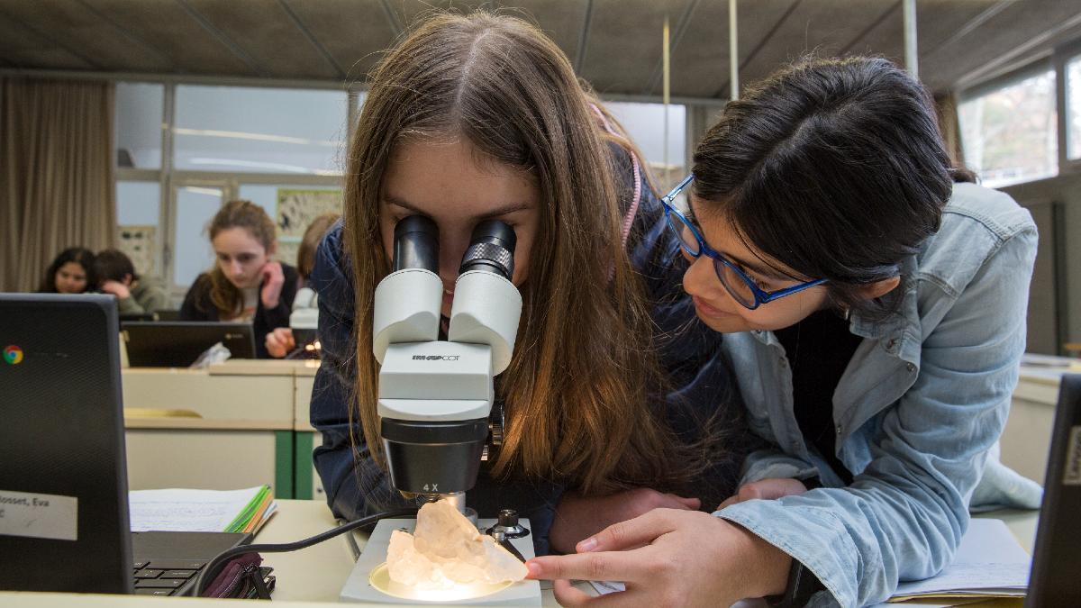 Alumnas en el laboratorio del Instituto Salvador Espriu de Barcelona.