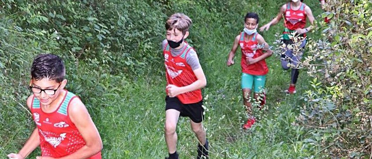 Niños de la escuela de trail running del Oriente, en una competición, días atrás, por Alles. | J.M.C.