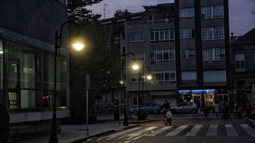 Alumbrando público en las calles de Cangas. // Santos Álvarez