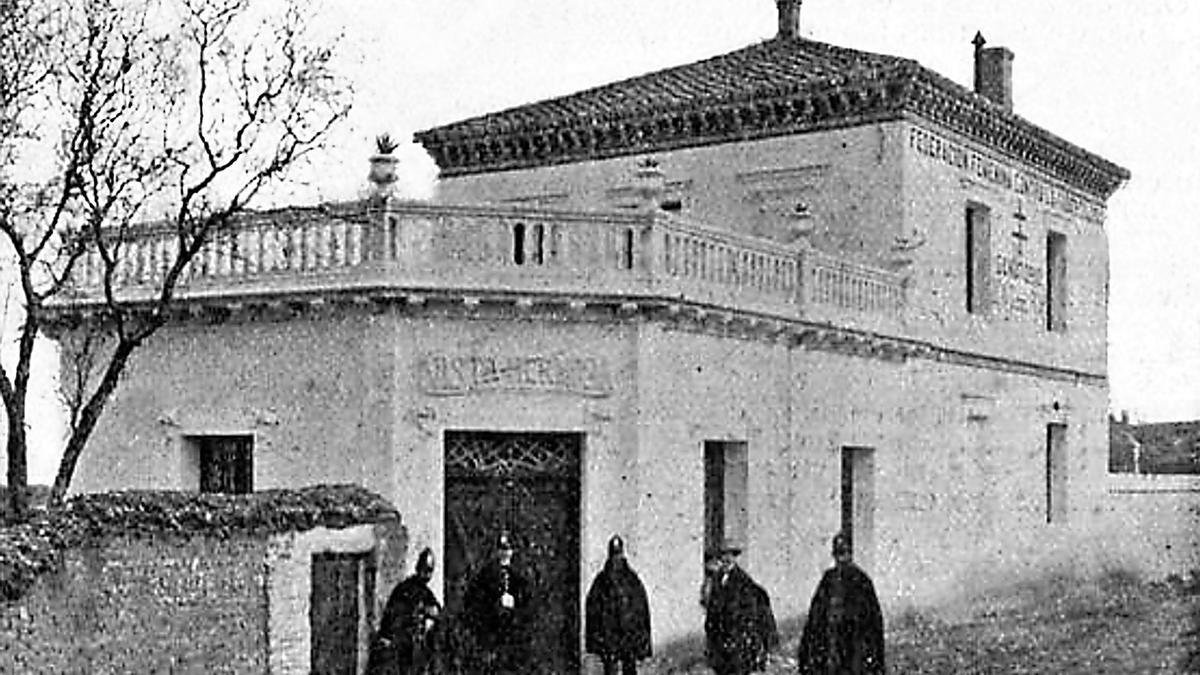 Ameno y pintoresco lugar del Cabezo Cortado, en las cercanías de la población donde fue inaugurado el 19 de diciembre de 1915 este Sanatorio de N.ª S.ª del Pilar para diez niños tuberculosos