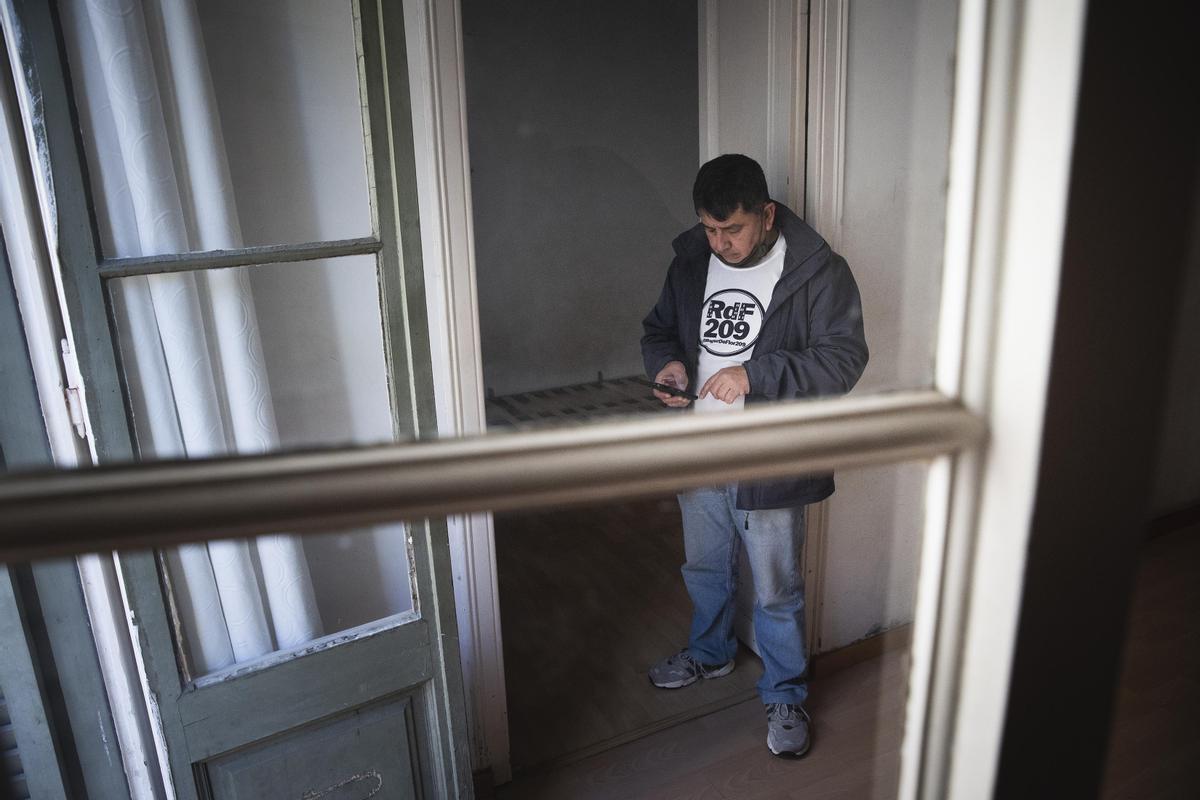 Carlos en el interior de su vivienda antes de la llegada de la policía para la ejecución del desahucio.
