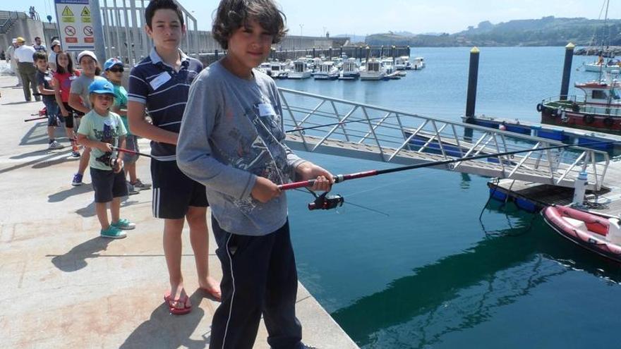 En primer término, Pelayo García y, tras él, Víctor Menéndez, Abel Acuña, Hugo Velasco, Candela Acuña, Ángela Martínez y David Coalla, practicando con la caña.