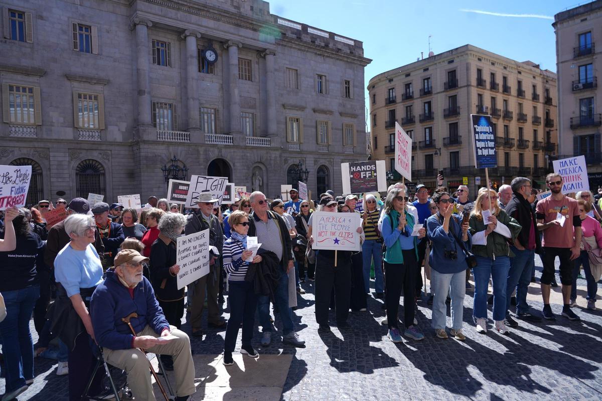 Manifestantes en la protesta contra las políticas de Trump en la plaza Sant Jaume, en Barcelona.