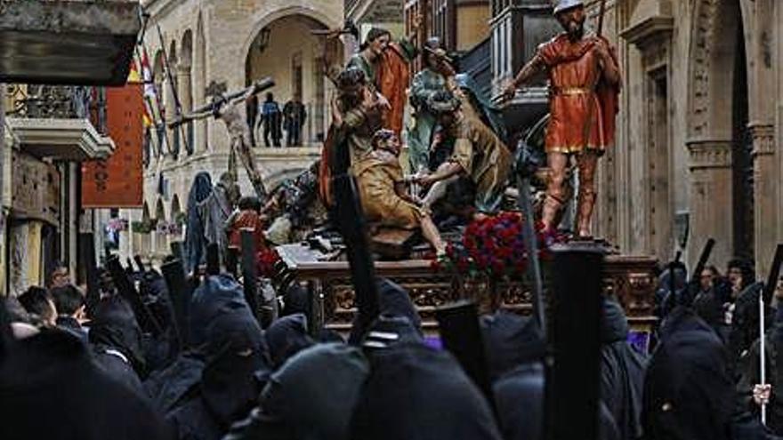 Los cofrades de Jesús Nazareno se encaminan hacia el final de la procesión, en 2019.