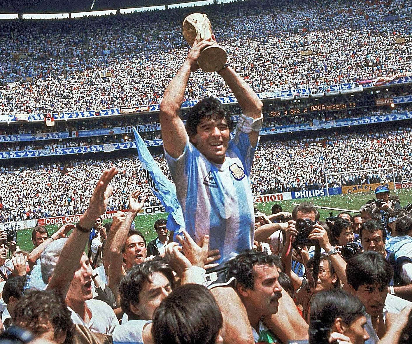 El astro argentino con la Copa del Mundo