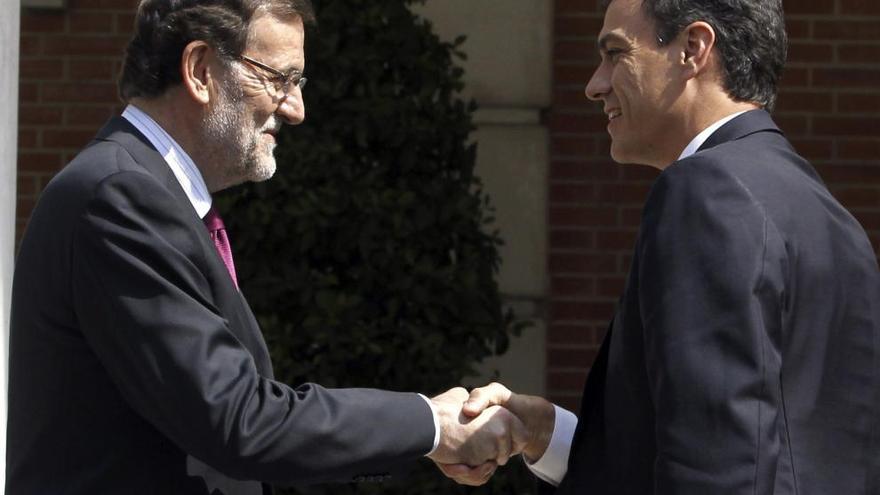 Rajoy recibe a Pedro Sánchez en la Moncloa.