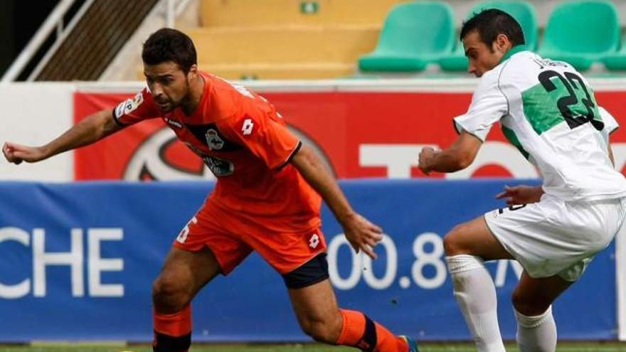 Bruno Gama protege el balón durante el partido de la primera vuelta contra el Elche. / carlos rodríguez