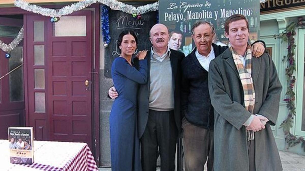 El guionista Josep Lluís Sirera (con bigote), entre actores de la serie.