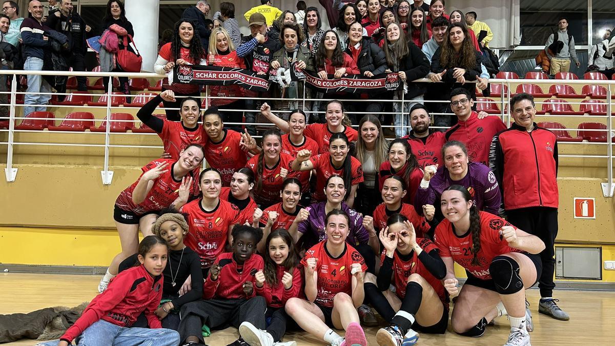 Las jugadoras del equipo aragonés celebran un triunfo con su afición