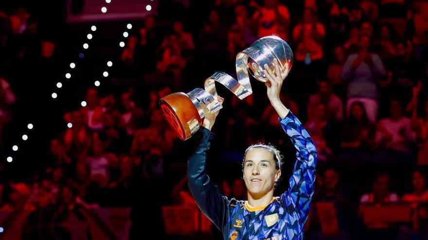 Homenaje a las jugadoras del Valencia Basket en el Roig Arena tras ganar la Copa de la Reina