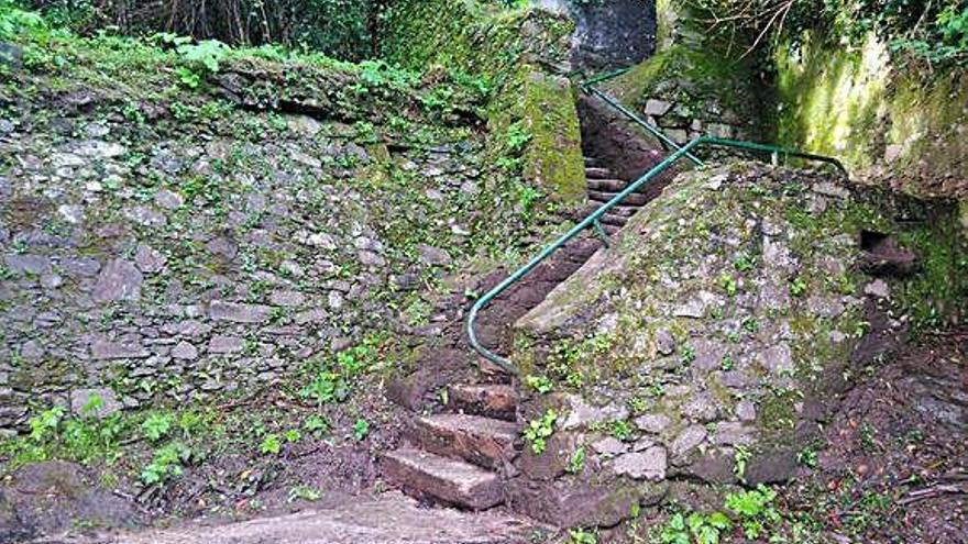 Fuente de Os Ánxeles, tras su desbroce.