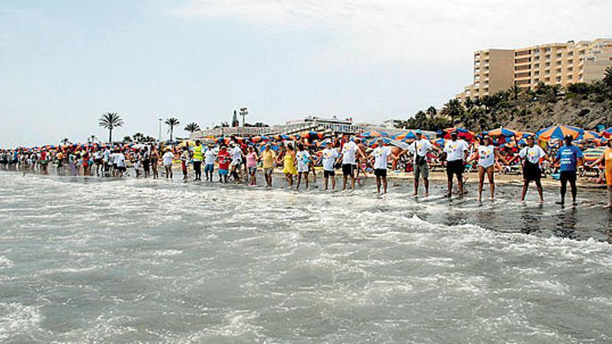 Algunos de los participantes, ayer, en la cadena humana en la playa.