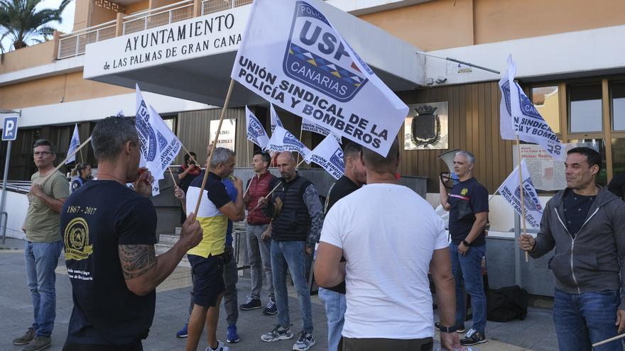 Concentración de la Policía Local frente al Ayuntamiento