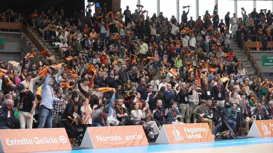 Marea naranja en el Leyma Coruña - Valencia Basket