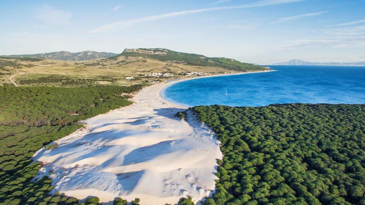 Playa de Bolonia, la costa de Cádiz elegida entre las mejores de España que esconde un spa natural entre rocas