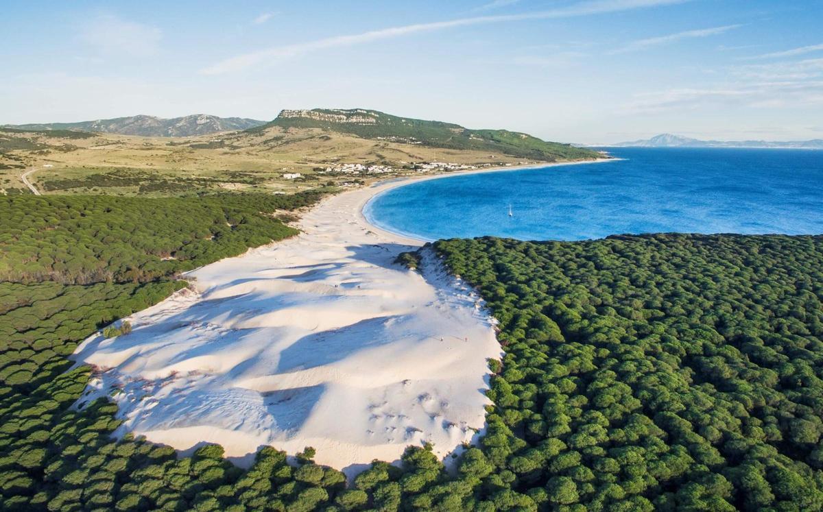 Playa de Bolonia, la costa de Cádiz elegida entre las mejores de España que esconde un spa natural entre rocas