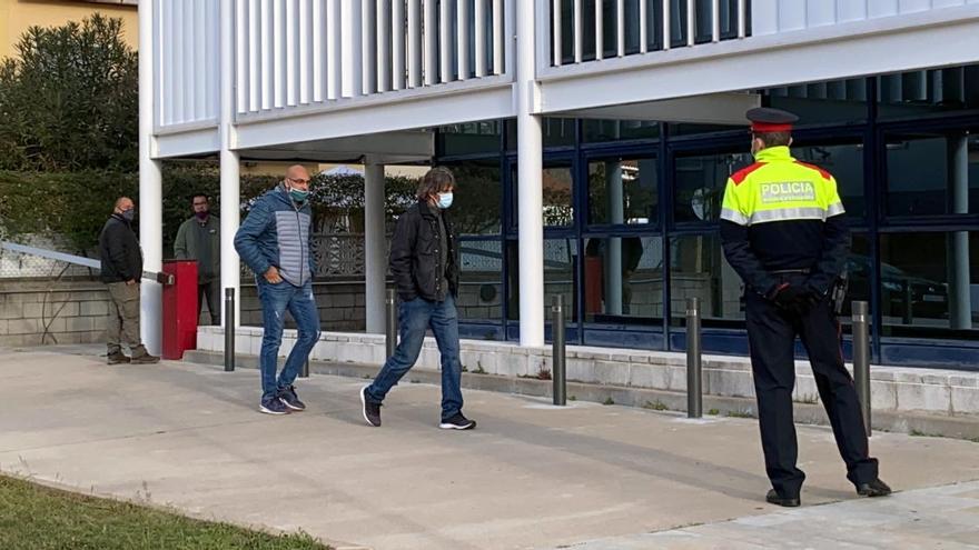 El caporal i un dels agents investigats entrant a la comissaria dels Mossos d&#039;Esquadra a Santa Coloma de Farners