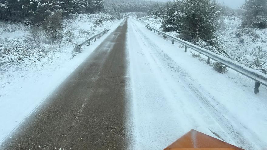 Cinco carreteras continúan cerradas al tráfico en Castilla y León por hielo y nieve