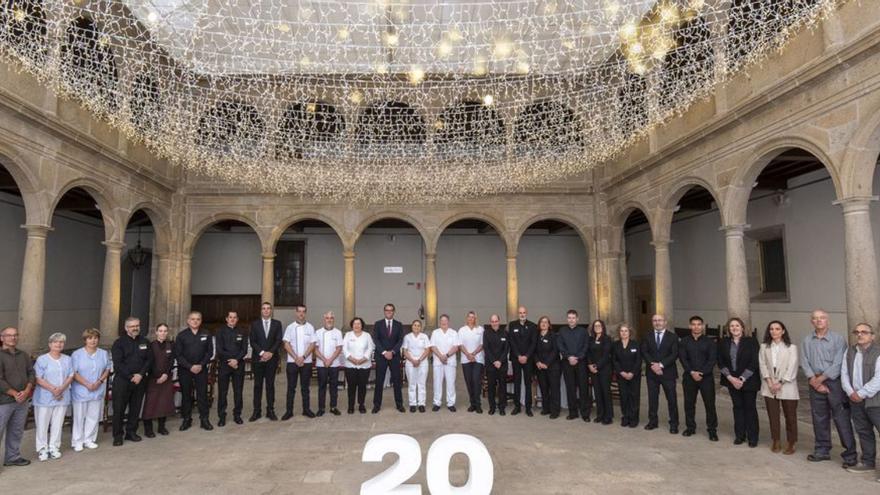 Foto de familia de toda la plantilla de trabajadores del hotel.