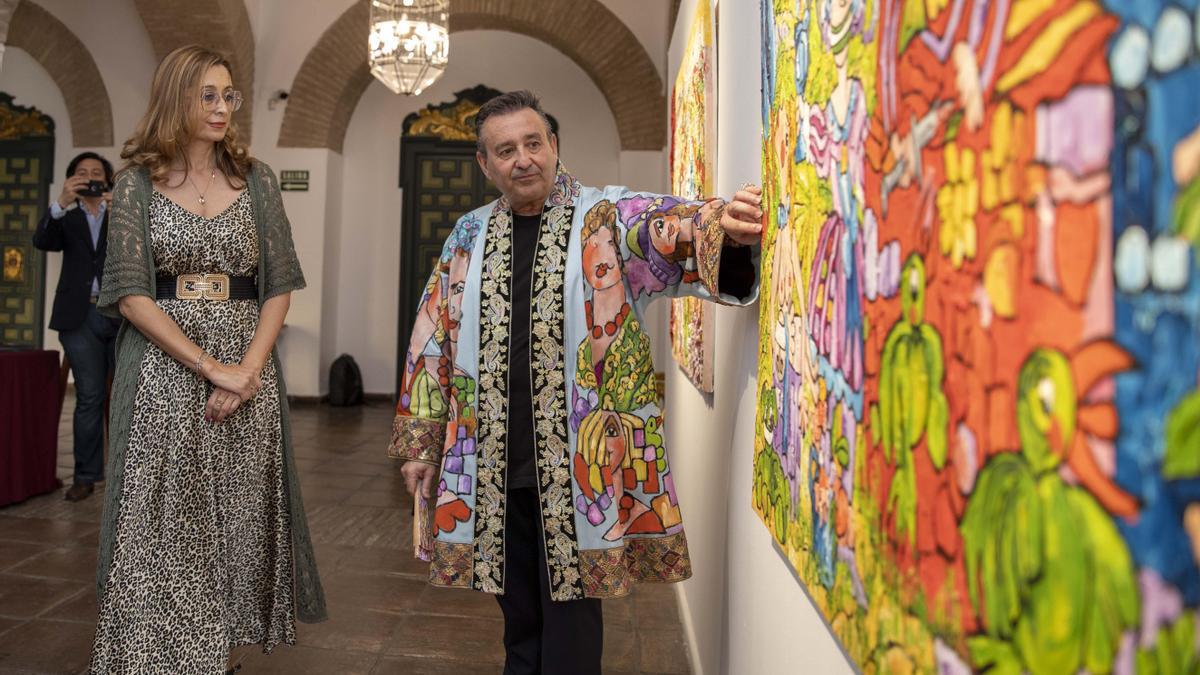 Felisa Cañete y Antonio Roa, ante una de la sobras de la exposición.