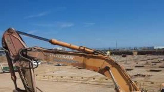 Diversos detalles de los trabajos en la superficie y la maqueta del futuro recinto (derecha).