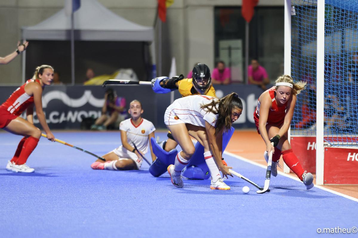 España rescató un 2-2 ante Inglaterra que le permitió acabar segunda por diferencia de goles.