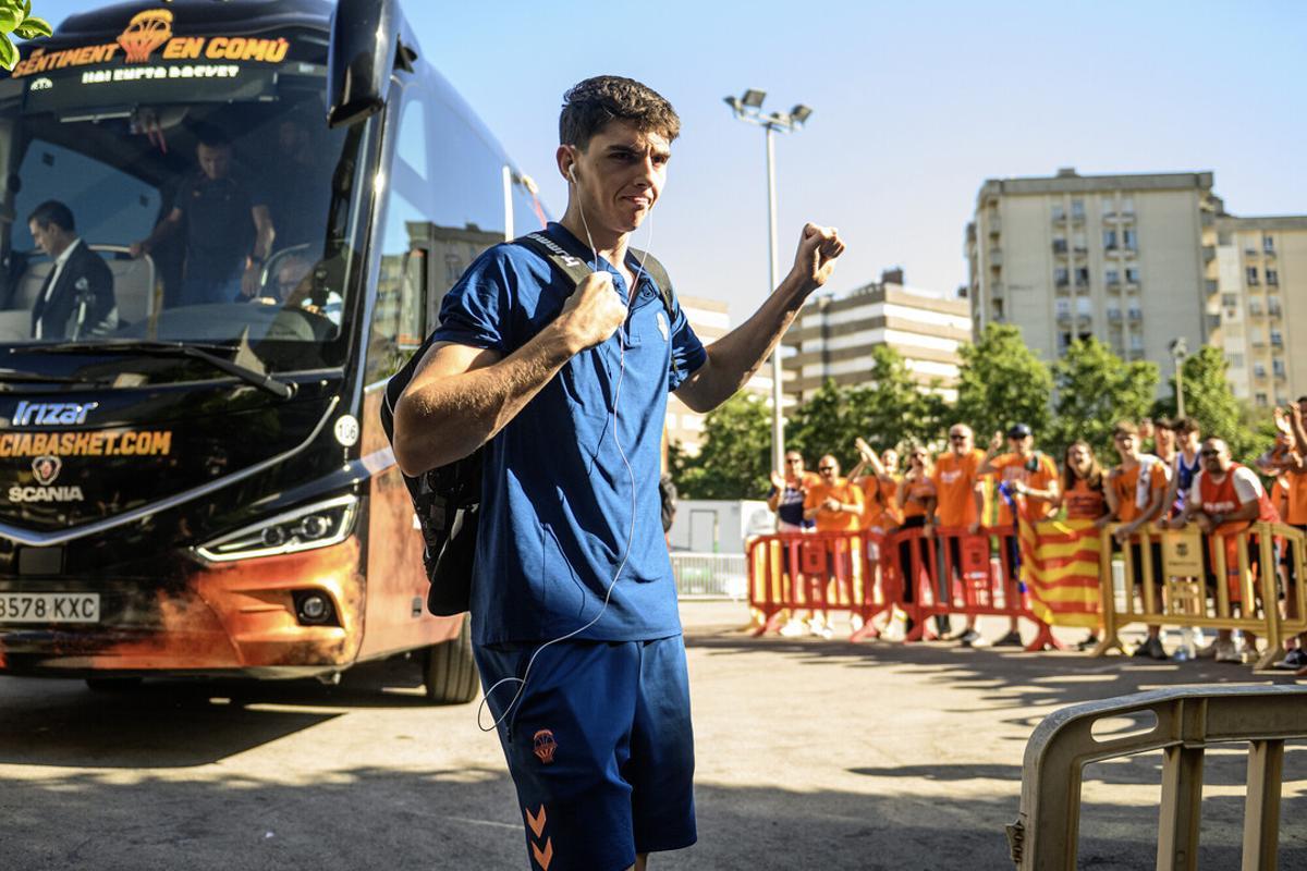 Sergio de Larrea, animado por la afición taronja a su llegada al Palau este miércoles.