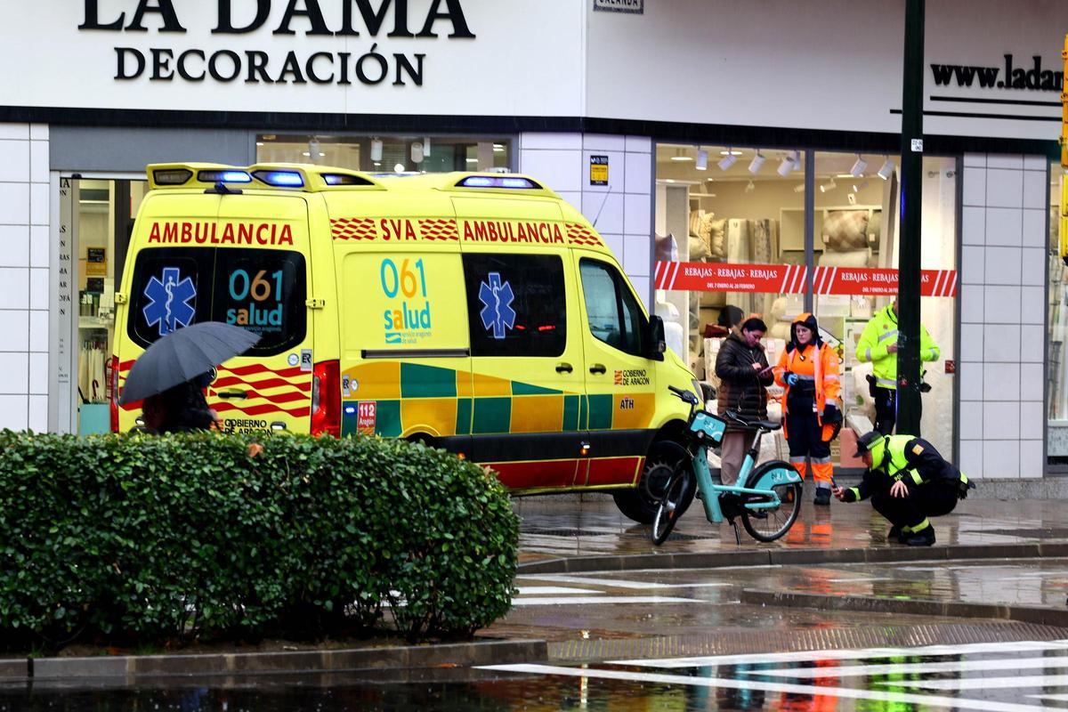 Un policía hace fotos del estado de las ruedas de una Bizi después de un accidente, este enero.