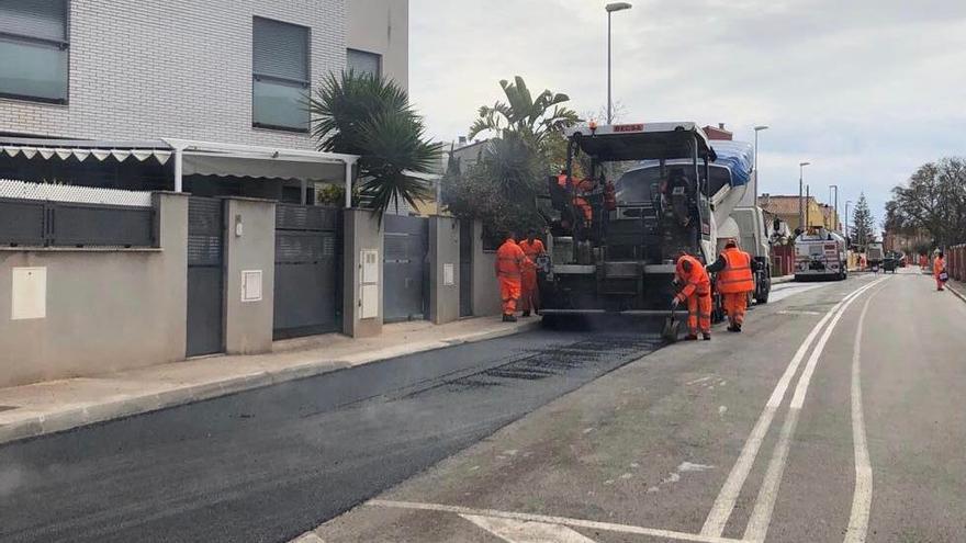 Operarios de Becsa asfaltan uno de los tramos del vial en Almassora.