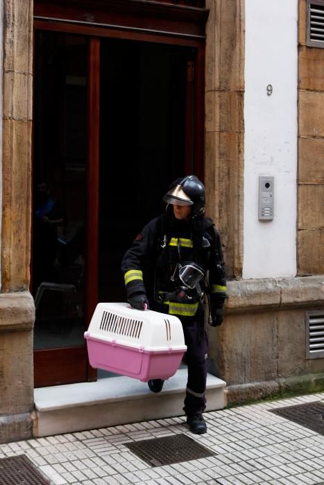 Intervención de los bomberos en la calle la Muralla, en Gijón