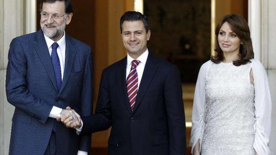 Mariano Rajoy (i.) saluda a Enrique Peña Nieto (c.) y a su mujer, Angelica Rivera, ayer, en Moncloa.  // Efe