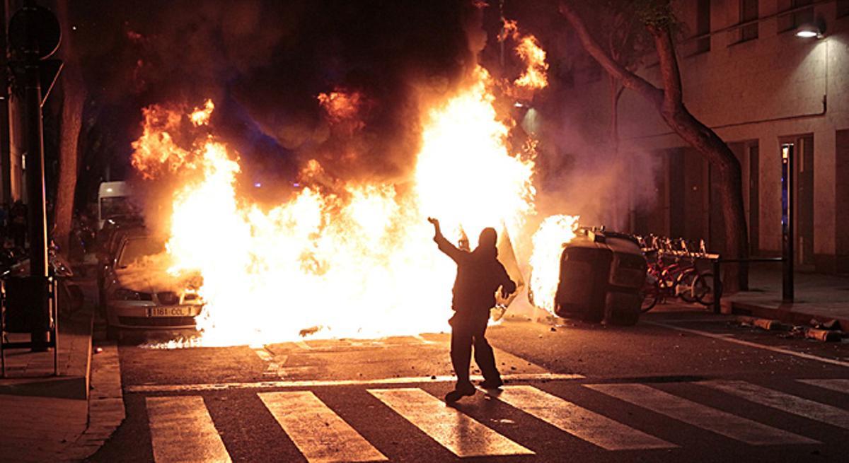 Dos cotxes i diversos contenidors cremen en els xocs entre 500 manifestants i els Mossos.