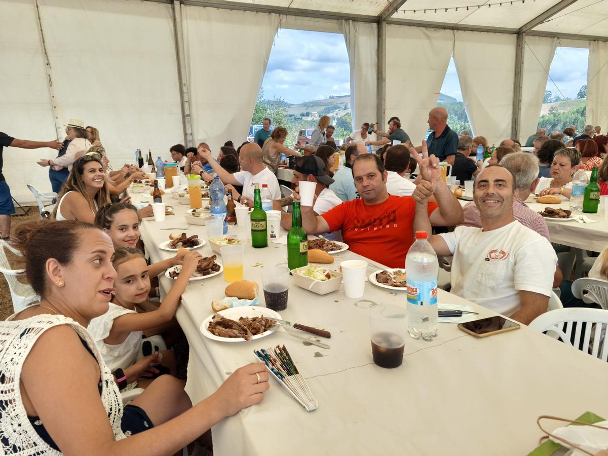 Así fue la V Comilona de las fiestas de Ferroñes, en Llanera