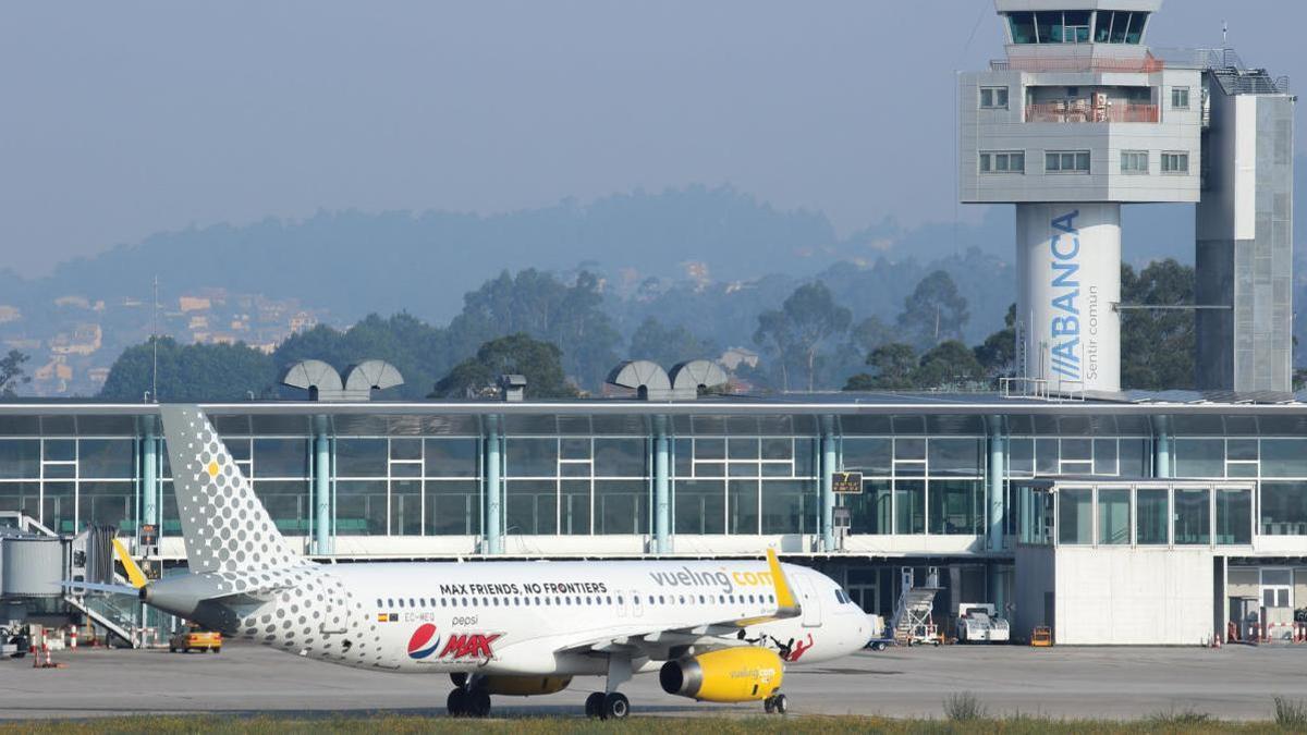 Un avión de Vueling en el aeropuerto de Vigo. // Carlos González