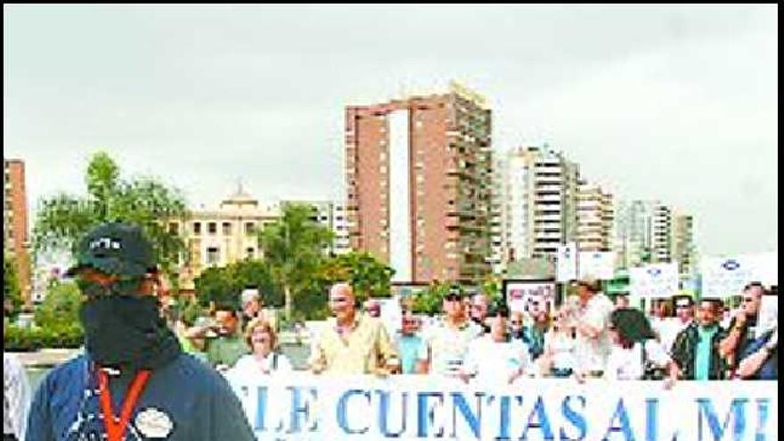 En marcha por sus derechos. Los vigilantes de seguridad están hartos del intrusismo, de hacer tantas horas extra y de no ser tratados por la ley como agentes de la autoridad. Por ello, un miembro de este sector inició ayer en Málaga una marcha que le llevará a Madrid, con el objetivo de que el Gobierno cambie la Ley de Seguridad Privada. Foto: Carlos Criado